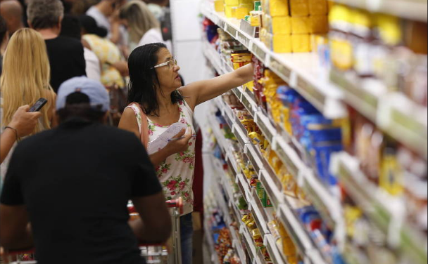 Alimentos caem pelo 4º mês seguido e compensam disparada do combustível